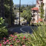 Ao visitar Gramado, a rua torta é o passeio perfeito para um dia de sol.