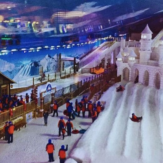 O ano todo nevando dentro da snoe land. Curta momentos em gramado e aproveite a neve na snow land.